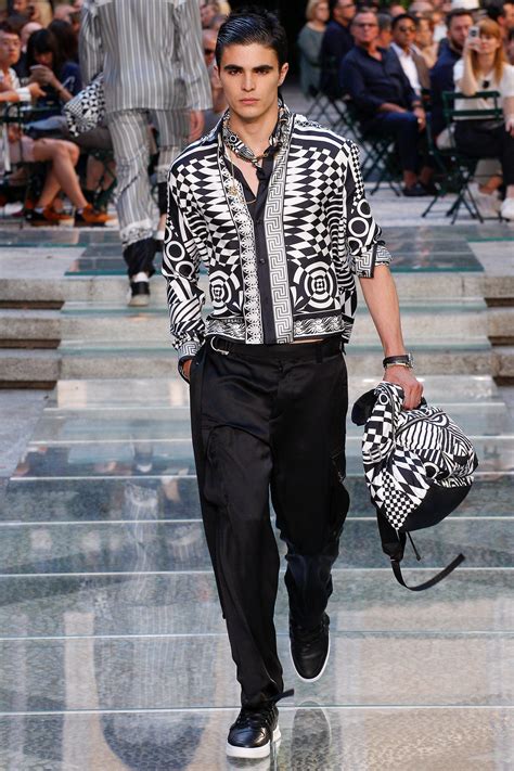 versace ss18 men|Versace Spring 2018 Menswear Fashion Show .